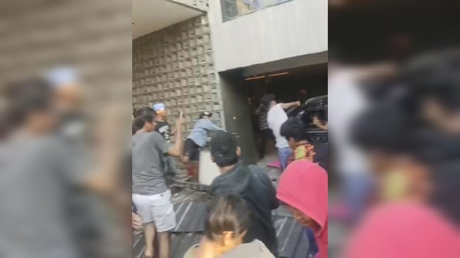 Tangkapan layar massa merusak dan menjarah rumah Ahmad Sahroni. [FT News]